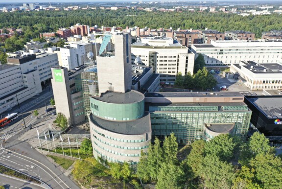 Riikan ja alaisen kerrotaan olleen viehtyneitä Ylen seitsemännen kerroksen edustustiloihin.