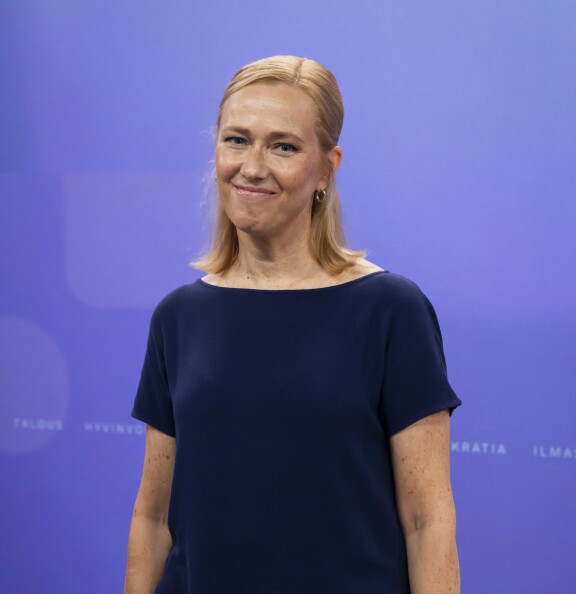 Riikka ei näe ongelmaa rakastavaisten reissailussa.