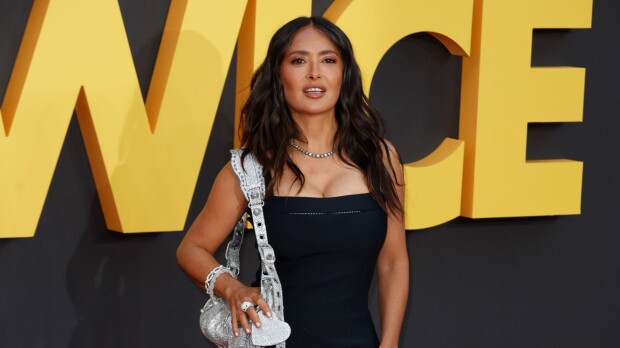 Uskoisitko 58-vuotiaaksi? Salma Hayek juhli bikineissä