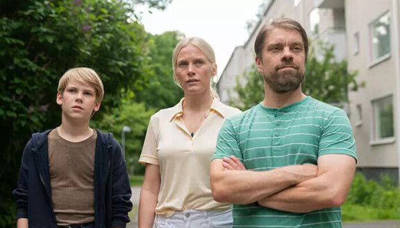 Viljami Loponen, Laura Birn ja Joonas Saartamo Munkkivuori-draamasarjassa.