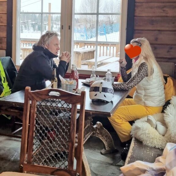 Laskettelun lomassa Kape ja hänen tyttöystävänsä ehtivät nauttia mehevät burgerit. Laskettelun lomassa Kape ja hänen tyttöystävänsä ehtivät nauttia mehevät burgerit.