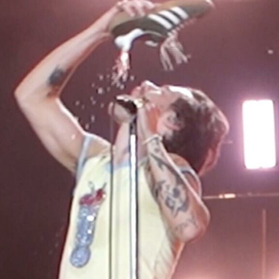 Harry päätti hörppiä vedet viimeistäkin pisaraa myöten. Harry Styles