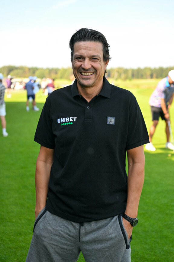 Kaikkien aikojen suomalaisfutari Jari Litmanen kuvattuna tallinnalaisella golfkentällä.