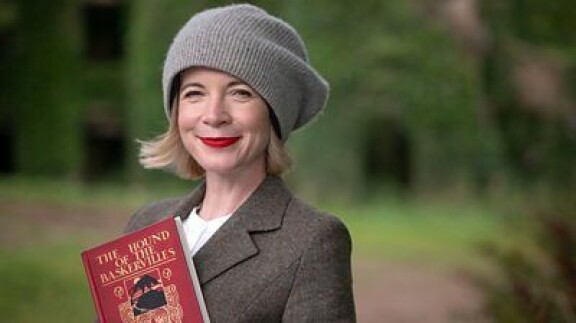 Lucy Worsley on tehnyt useita suosittuja historiallisia sarjoja, kuten Ison-Britannian historian vallankäytöstä ja karmeimmista murhista.