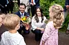 Prinssi Carl Philip ja prinsessa Sofia saivat paikalle saavuttuaan kukkakimpun ja suuret onnittelut.