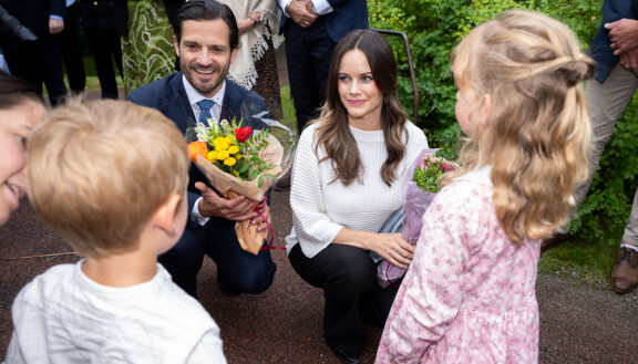 Prinssi Carl Philip ja prinsessa Sofia saivat paikalle saavuttuaan kukkakimpun ja suuret onnittelut.