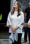Sofia oli pukeutunut syyssäähän lämpimään neuleeseen, kun Carl Philip saapui paikalle luottopuvussaan.