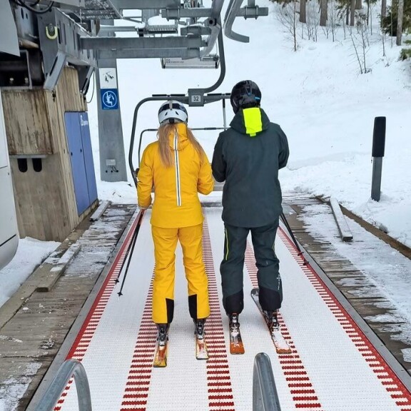 Reilu puoli tuntia myöhemmin julkkiskokki nähtiin nousemassa hiihtohissillä kohti Tahkovuoren huippua. Reilu puoli tuntia myöhemmin julkkiskokki nähtiin nousemassa hiihtohissillä kohti Tahkovuoren huippua.