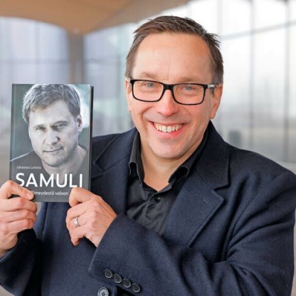Samuli puhuu Johanneksen kirjoittamassa kirjassa harvinaisen avoimesti. Kirjasta tuli myyntimenestys. Samuli puhuu Johanneksen kirjoittamassa kirjassa harvinaisen avoimesti. Kirjasta tuli myyntimenestys.