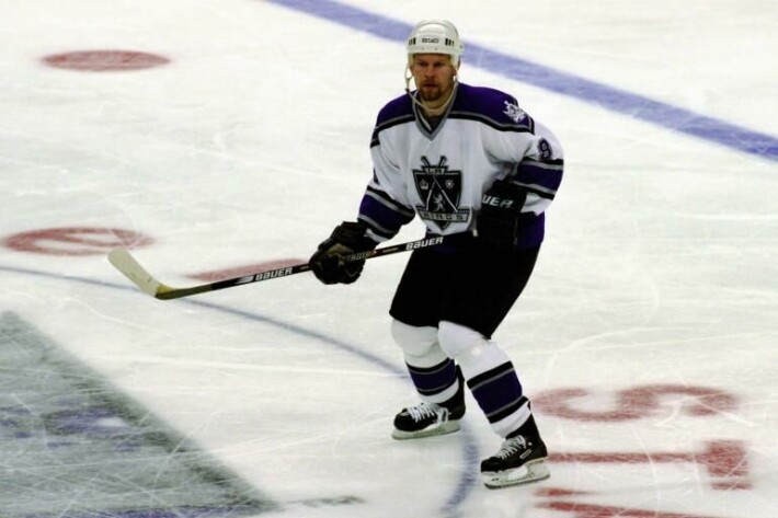 Jere Karalahti kuvattuna 22 vuotta sitten Los Angeles Kingsin paidassa. NHL.n valloitus jäi Jereltä pahasti piippuun. Jere Karalahti kuvattuna 22 vuotta sitten Los Angeles Kingsin paidassa. NHL.n valloitus jäi Jereltä pahasti piippuun.