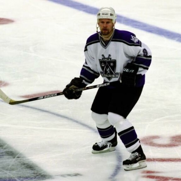 Jere Karalahti kuvattuna 22 vuotta sitten Los Angeles Kingsin paidassa. NHL.n valloitus jäi Jereltä pahasti piippuun. Jere Karalahti kuvattuna 22 vuotta sitten Los Angeles Kingsin paidassa. NHL.n valloitus jäi Jereltä pahasti piippuun.