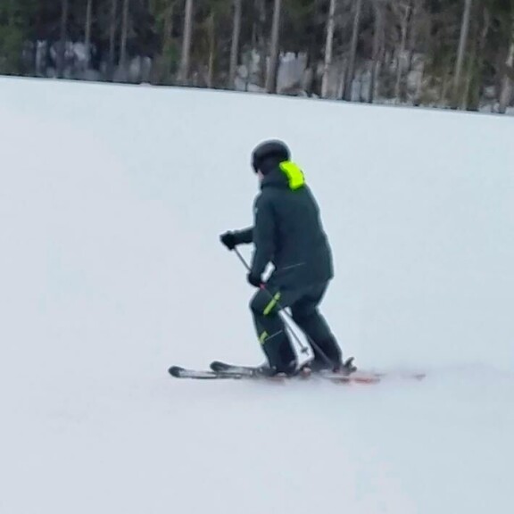 Seiskan lukija ikuisti aitiopaikalta, kuinka laskettelua opetellut Kape paineli rinnettä alas. Seiskan lukija ikuisti aitiopaikalta, kuinka laskettelua opetellut Kape paineli rinnettä alas.