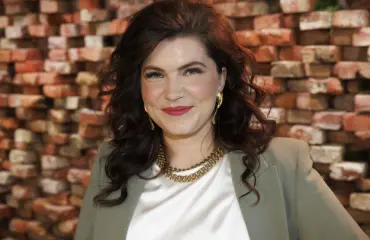 Suvi Teräsniska heittää härskiä vitsiä paloittelusurmasta podcastissa