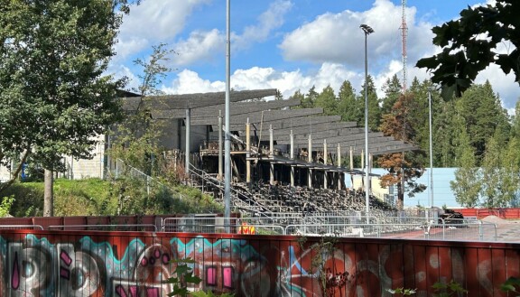 Oulunkylän palaneesta jalkapallostadionista on enää rauniot jäljellä.
