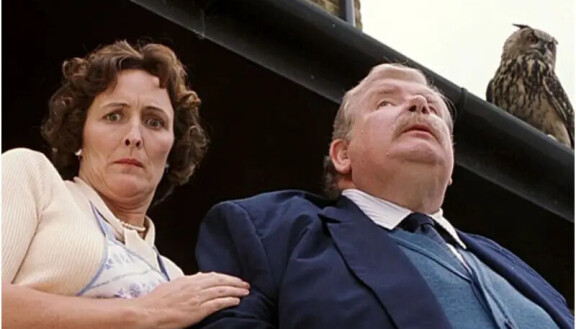 Fiona Shaw ja Richard Griffiths näyttelivät Harry Potterin kasvattivanhempia.