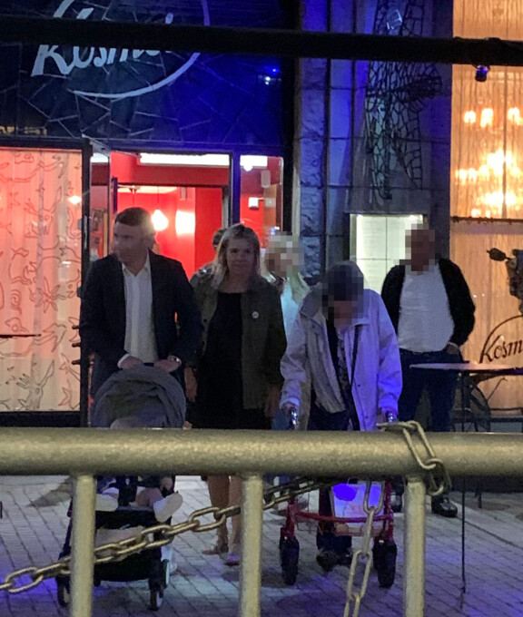 Tiedossa ei ole, lähtivätkö Aku ja Sonja lopulta julkisilla vai taksilla. Ilmeisesti he olivat kuitenkin matkalla samaan osoitteeseen.