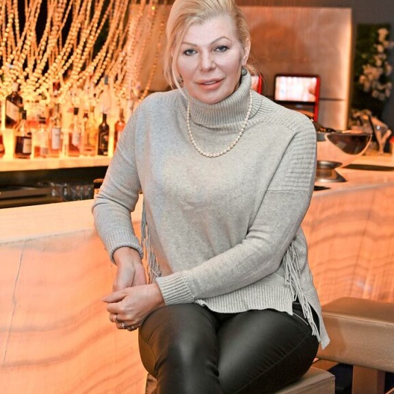 Tiina Jylhä-Valkonen on ollut maan kauneusalan tunnetuimpia nimiä yli 30 vuotta. Siksi onkin yllättävää, että hän kertoo jättäytyvänsä alalla vain taustalle. Tiina Jylhä-Valkonen on ollut maan kauneusalan tunnetuimpia nimiä yli 30 vuotta. Siksi onkin yllättävää, että hän kertoo jättäytyvänsä alalla vain taustalle.