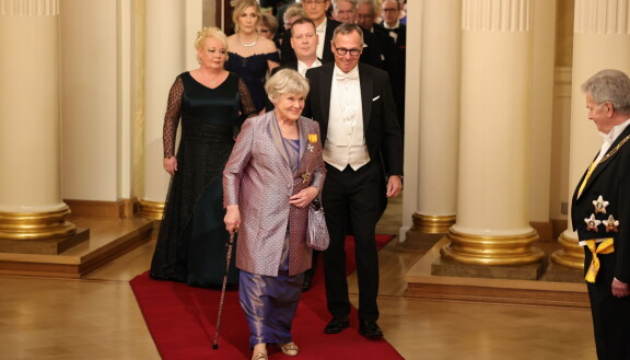 Elisabeth Rehn on tehnyt pitkän uran politiikassa. Kuva Linnan juhlista vuodelta 2022.