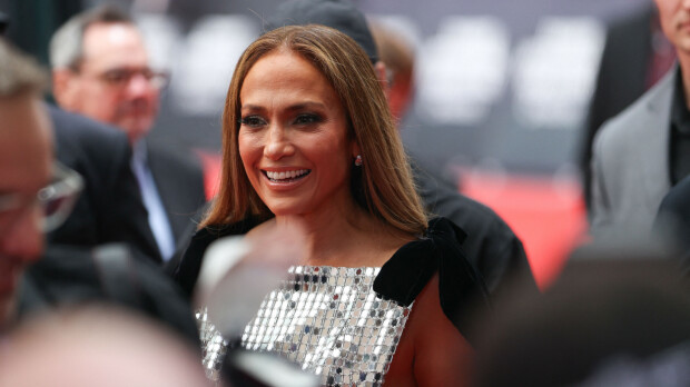 Ohhoh! Juuri eronnut Jennifer Lopez säihkyi uskaliaassa asussa
