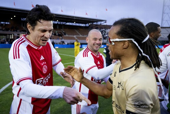 Futislegendat Jari Litmanen, Wesley Sneijder ja Edgar Davids kohtasivat keväällä ystävyysottelussa.