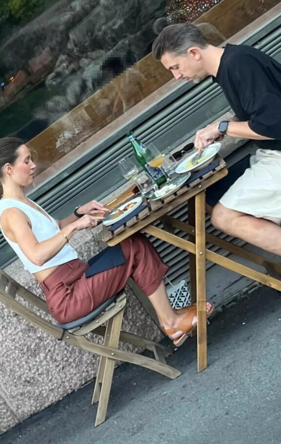 Sanna ja Joni eivät antaneet katseiden häiritä romanttista tunnelmaansa.