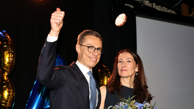 Suzanne Innes-Stubbilta yllättävä ulostulo suomeksi – video