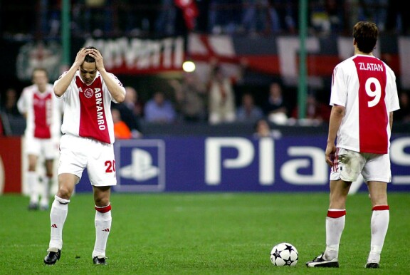 Jari Litmanen ja Zlatan Ibrahimovic juonimassa AC Milania vastaan keväällä 2003.