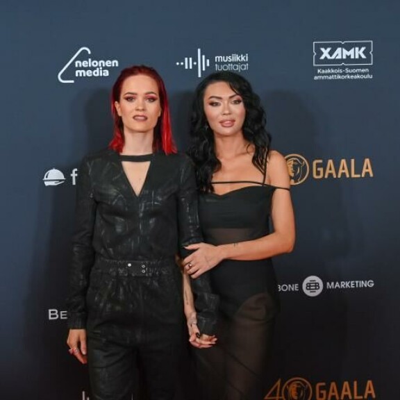 Sanni ja Shirly ovat näyttävä pari. Sanni ja Shirly