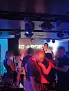 Tähtikoomikko esitteli karaokekansalle laulutaitojaan.