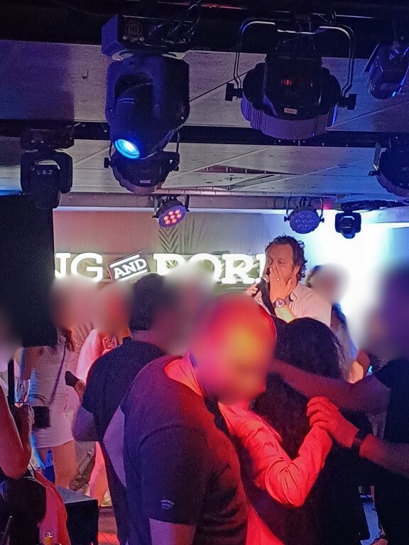 Tähtikoomikko esitteli karaokekansalle laulutaitojaan.