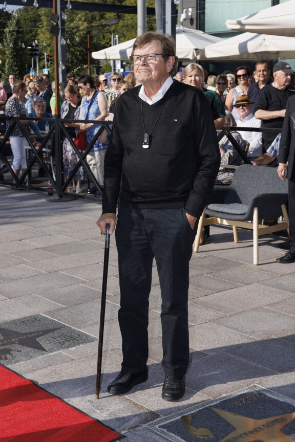 Heikki Kinnunen esitteli isoisänsä kävelykepin Red Carpet -elokuvafestivaaleilla.