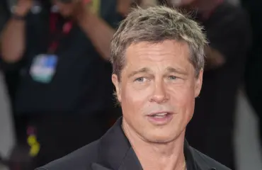 Hurja muodonmuutos! Brad Pitt yllätti muotiviikoilla – edusti nuoren rakkaansa kanssa