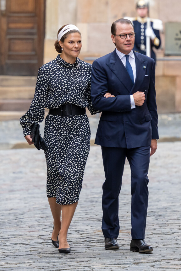 Kruununprinsessa tyylitteli kampaukseensa vakionutturansa lisäksi myös valkean hiuspannan.