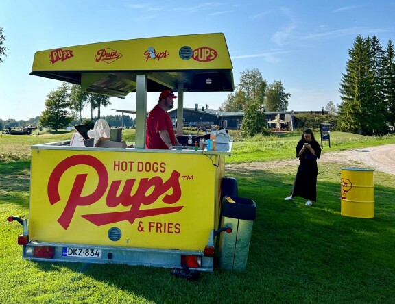 Akseli Herlevi väänsi Tallinnassa kuumia koiria Pups & fries -hodarikojussa.