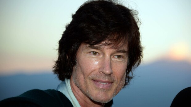 Ronn Moss harvinaisessa kuvassa: Playboy-vaimon lisäksi yllättävä seuralainen kainalossa