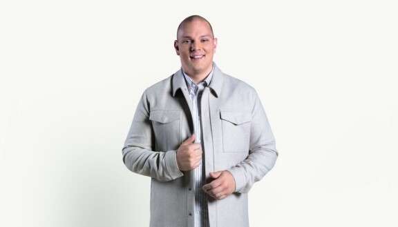 Kim Mikkola toimii ensimmäistä kertaa MasterChefin juontajana. MasterChef Suomi, Kim Mikkola