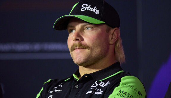 Valtteri Bottaksella ei ole taloudellisesti hädän päivää. Lahtelainen nauraa matkalla pankkiin.