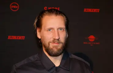 Näyttelijä Pekka Strang saapui ensi-iltaan käsi paketissa: "Kaaduin..."