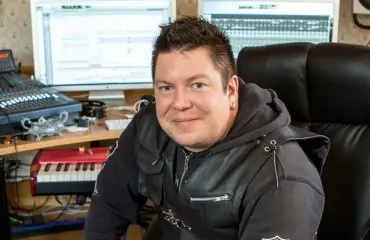 Uusi rakas! Asuntovaunussa majaillut Jani Wickholm muutti naisystävänsä luo