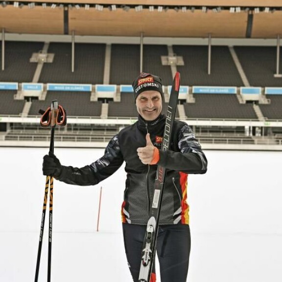 Teemu yrittää vuorokausihiihdon maailmanennätystä. – Saan 480 kilometriä täyteen, jos ehdin kiertää Olympiastadionin ympäri 1 200 kertaa ympäri, hän virnistää. Lahtelainen ultrahiihtäjä Teemu Virtanen, 55, yrittää vuorokausihiihdon maailmanennätystä. – Saan 480 kilometriä täyteen, jos ehdin kiertää Olympiastadionin radan 1200 kertaa ympäri, Virtanen virnistää.