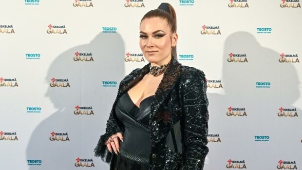 Danny-rakas takapiruna! Bess pölähti Iskelmä-gaalaan avonaisessa asukokonaisuudessa – ”Parhaimmat mustat mitä kaapista löysin” Bess.