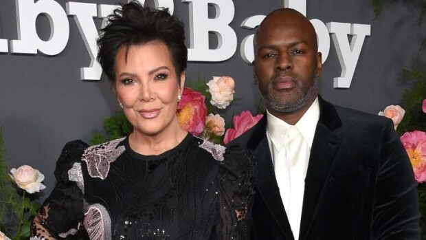 Menikö Kris Jenner viimein kihloihin? Valtava timanttisormus käynnisti villit huhut Kris Jenner ja Corey Gamble