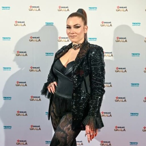 Bess eli Essi Launimo, 30, poseerasi tyylikkäänä Iskelmä-gaalan punaisella matolla. Bess eli Essi Launimo, 30, poseerasi tyylikkäänä Iskelmä-gaalan punaisella matolla.