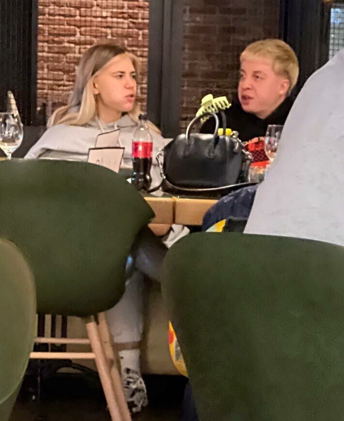Viikon Kääk-juorut: Räppäri William ja Linda-rakas herättivät huomiota lentoasemalla – kuva Linda Manuella ja William