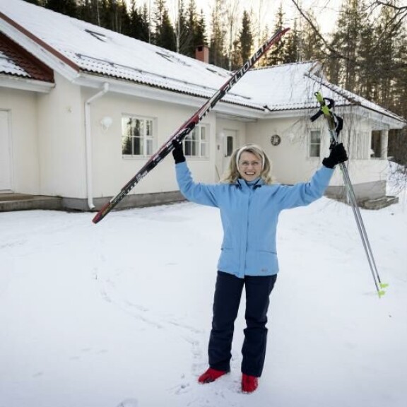 Päivin hiihto-opit ovat peräisin Konnunsuon vankilan varjosta. Tässä hän tuulettaa kotitalonsa edustalla Riihimäellä. Päivin hiito-opit ovat peräisin Konnunsuon vankilan varjosta. Tässä hän tuulettaa kotitalonsa edustalla Riihimäellä.
