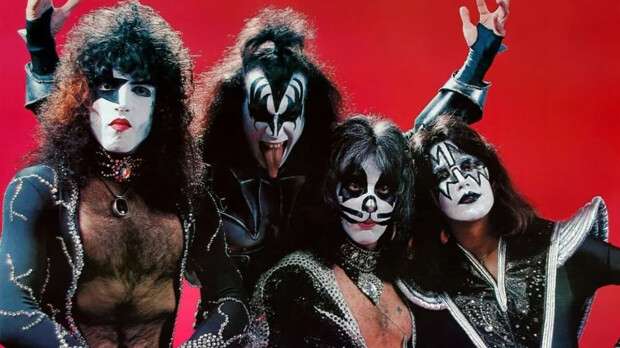 KISS-elokuvaa on tehty jo vuosia – nyt mukaan on saatu Charlien enkelit -ohjaaja