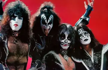KISS-elokuvaa on tehty jo vuosia – nyt mukaan on saatu Charlien enkelit -ohjaaja