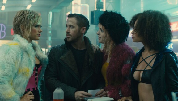 Krista Kosonen, Ryan Gosling, Mackenzie Davis ja Elarica Johnson vuoden 2017 jättielokuvassa Blade Runner 2049.