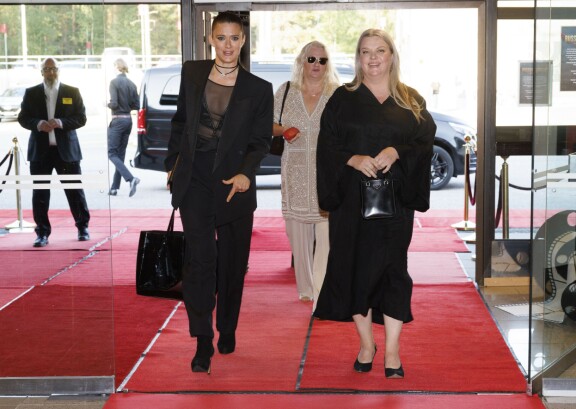 Krista Kosonen ja Elina Knihtilä kiirehtivät punaisella matolla Red Carpet -festareilla.