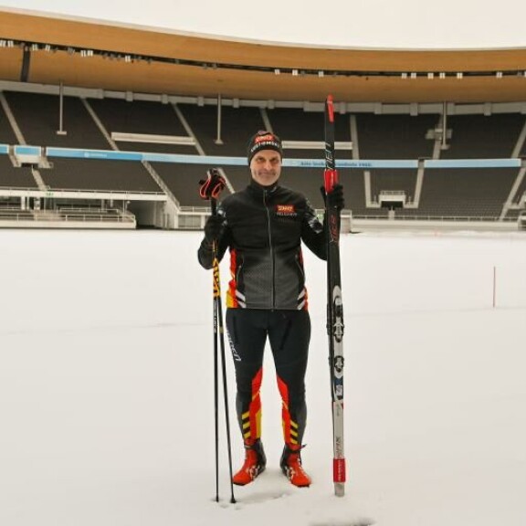 Helsingin Olympiastadionilla pääsee tänäkin vuonna hiihtämään maaliskuussa. Teemulla on käytössään kaksi latua, joita hän painaa tasatyönnöllä ilman pitovoiteita. Helsingin Olympiastadionilla pääsee tänäkin vuonna hiihtämään maaliskuun aikana. Teemulla on käytössään kaksi latua, joita hän painaa tasatyönnöllä ilman pitovoiteita.